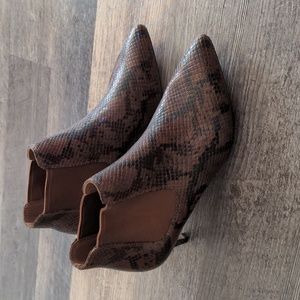 NWOT Clark's snakeskin pattern booties
